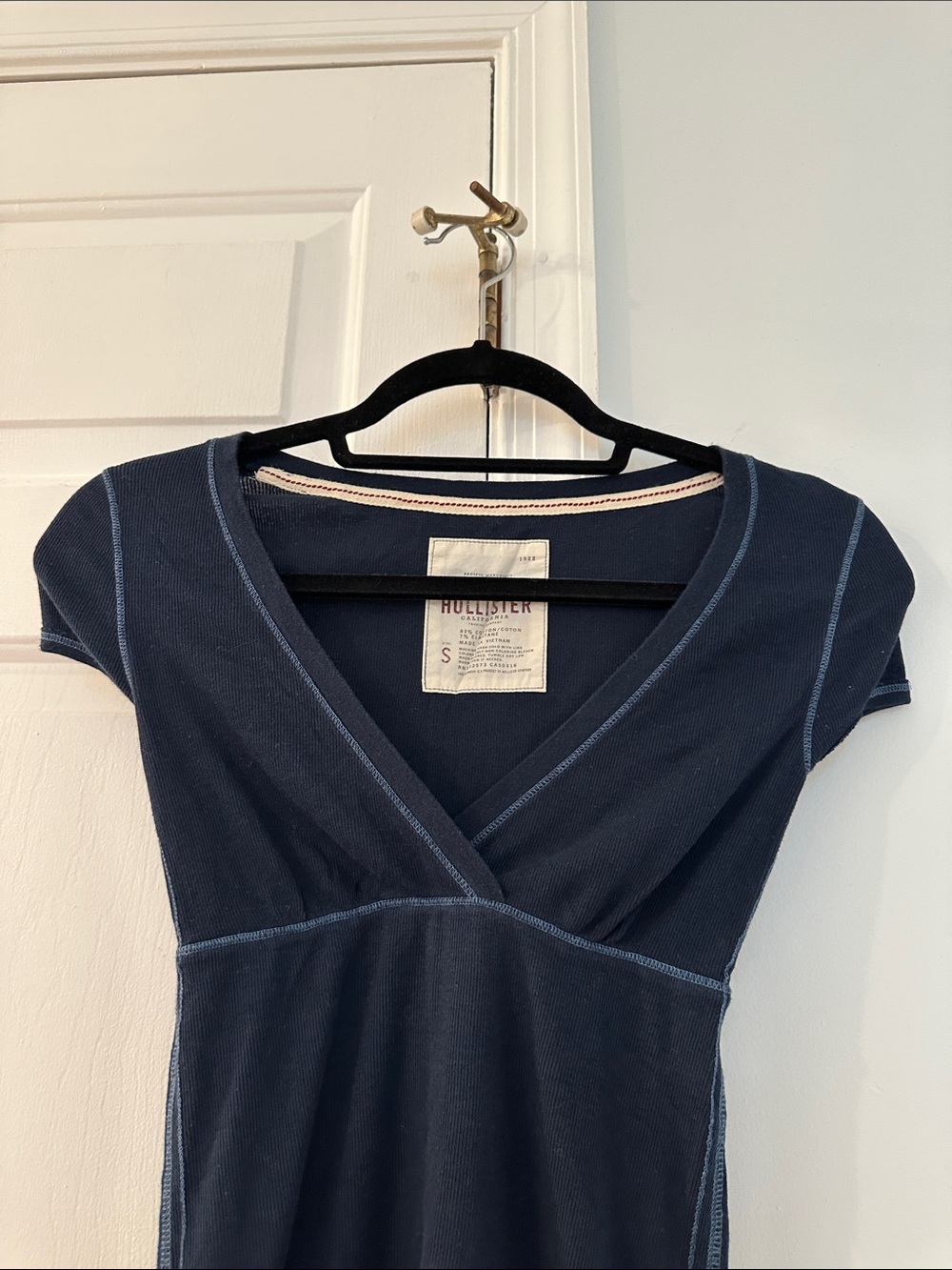 Hollister Classic Navy Crewneck Pullover - Picture 4 of 9